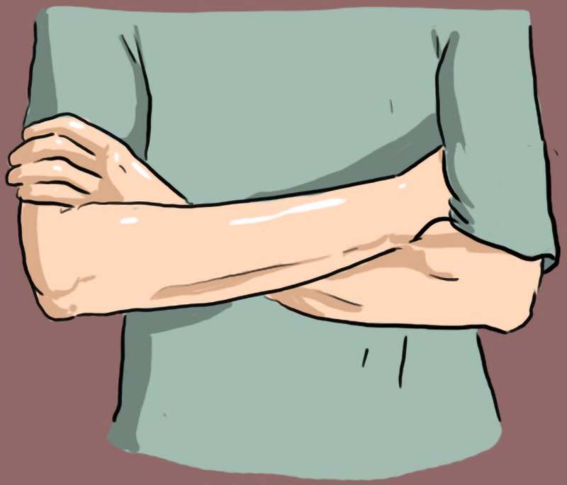Те, як ви схрещуєте руки на грудях, може багато розповісти про вашу особистість