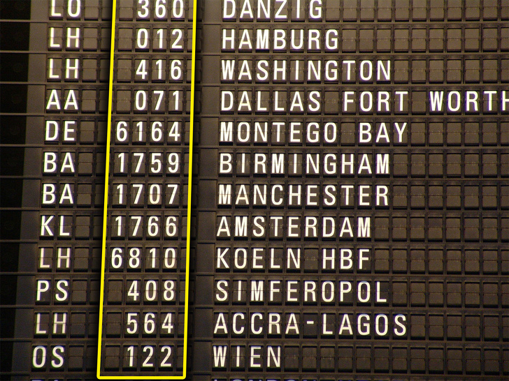 Як розшифровується номер рейсу літака і чому корисно вміти його читати